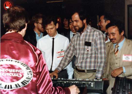 Dave Smith realizando la primera conexión MIDI en el NAMM de 1983.